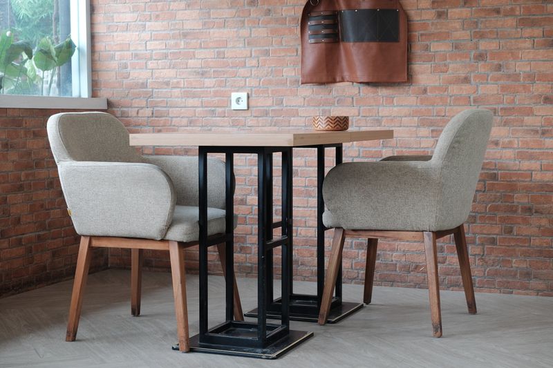 Round table pizza restaurant interior